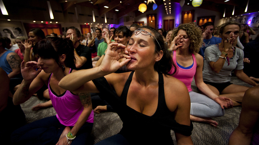 Ganja Yoga faz sucesso na Califórnia - Smoke Buddies