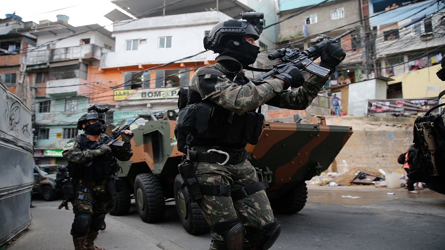 Militares em operação na favela da Rocinha. Intervenção.