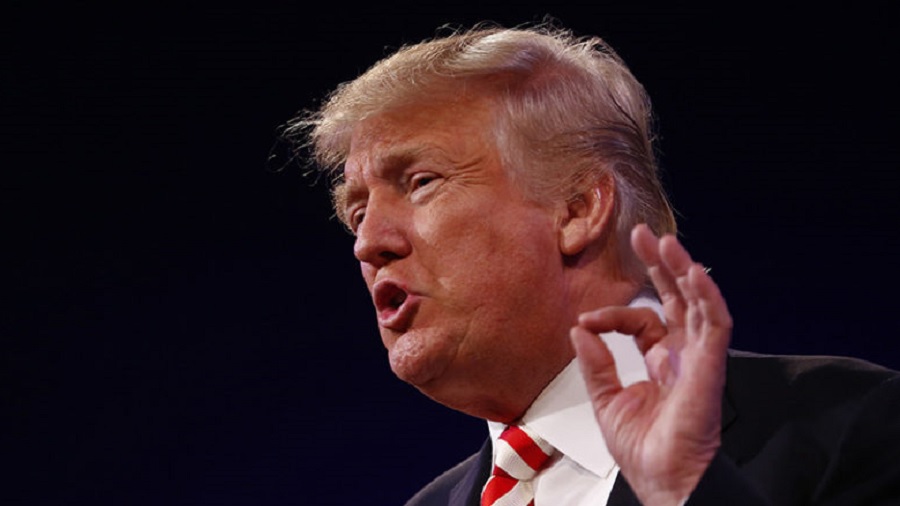 Fotografia em close e meio perfil de Donald Trump, que faz bico enquanto gesticula unindo os dedos indicador e polegar, como se estivesse segurando um baseado, em fundo escuro. Imagem: Huffington Post.