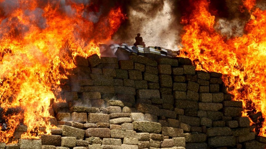 Uma pilha enorme de tijolos de maconha e outras drogas sendo incineradas em um campo do exército mexicano. ONU.