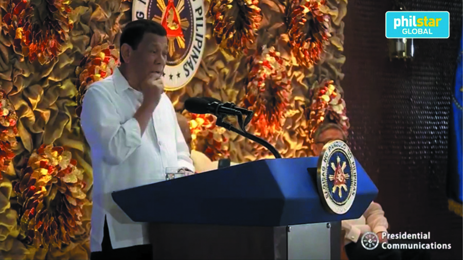 Rodrigo Duterte, vestindo camisa branca, discursa e gesticula fazendo alusão ao consumo de um baseado, atrás de microfones fixados num púlpito de cor azul com o brasão das Filipinas.
