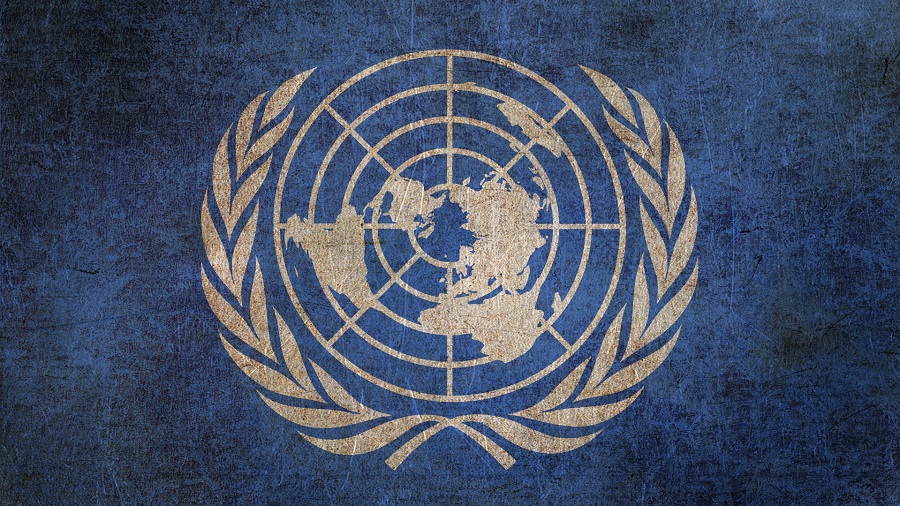 Desenho do logo da ONU em branco sobre um fundo azul texturizado.