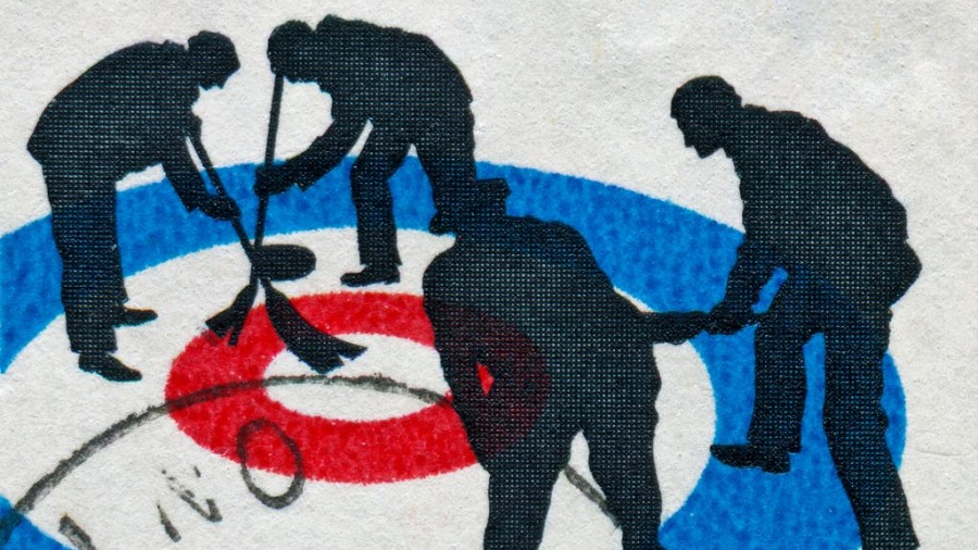 Ilustração que mostra, em vista superior, as silhuetas de quatro pessoas jogando curling sobre um alvo vermelho, branco e azul.