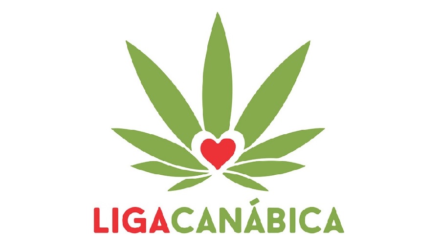 ilustração traz o logo da associação, onde vemos o desenho de uma folha de maconha verde com nove pontas e um coração vermelho ao centro e, logo abaixo, o nome "Liga" (vermelho) "Canábica" (verde), com um fundo branco.