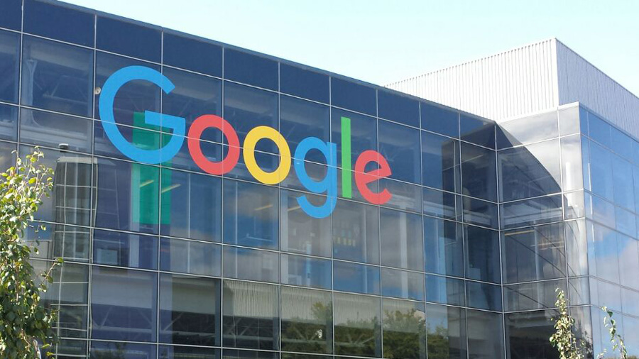 #PraCegoVer: Fotografia mostra o logo do Google, nas cores azul, vermelha, amarela, azul e vermelha na faixada de vidro em um prédio da empresa. 