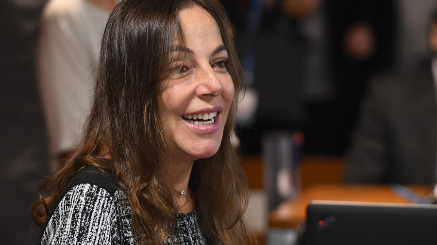 Fotografia em primeiro plano da Senadora Mara Gabrilli (PSDB-SP), durante sua fala na sessão da CDH. Senado.