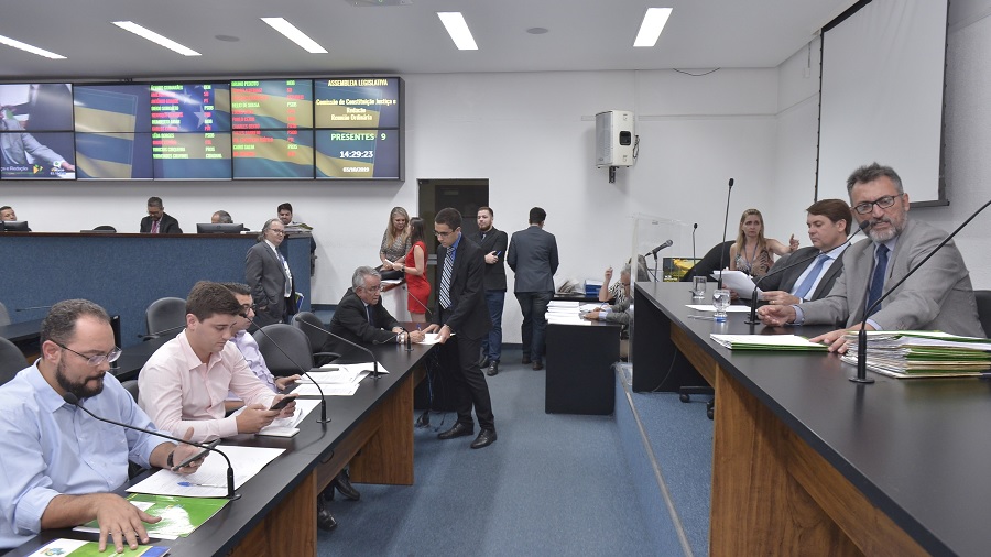 Fotografia que mostra os deputados goianos durante a discussão do projeto de lei; o presidente da CCJ está na bancada superior, à direita, com dois outros membros, e na inferior, à esquerda, Diego Sorgatto com três outros; ao fundo, pode-se ver mais deputados.