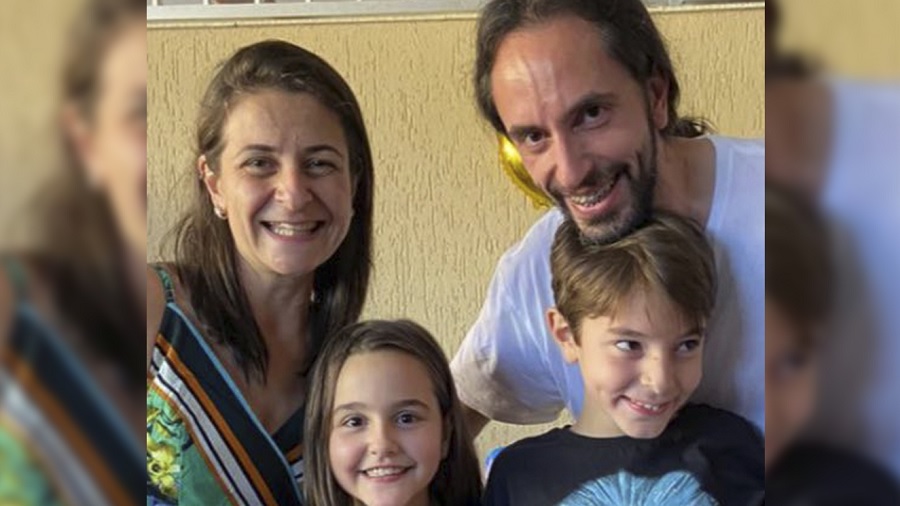 Fotografia de Tatiana, junto à Maria Clara, e Sergio, que apoia o queixo sobre a cabeça do garoto João Francisco, todos sorridentes.