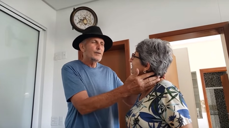 #PraCegoVer: Print de vídeo traz o Sr. Ivo Suzin em um momento de afeto com sua esposa, Dona Solange Barsan. Imagem: Reprodução | Curando Ivo (@curandoivo).