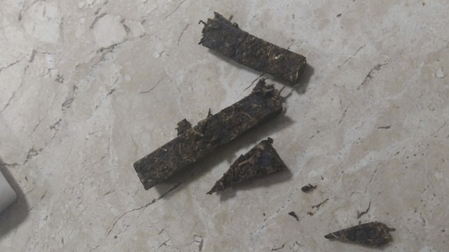 fotografia de vista superior, de quatro pedaços de diversos tamanho de prensado de maconha sobre uma superfície de pedra. Foto| autor desconhecido, via whatsapp