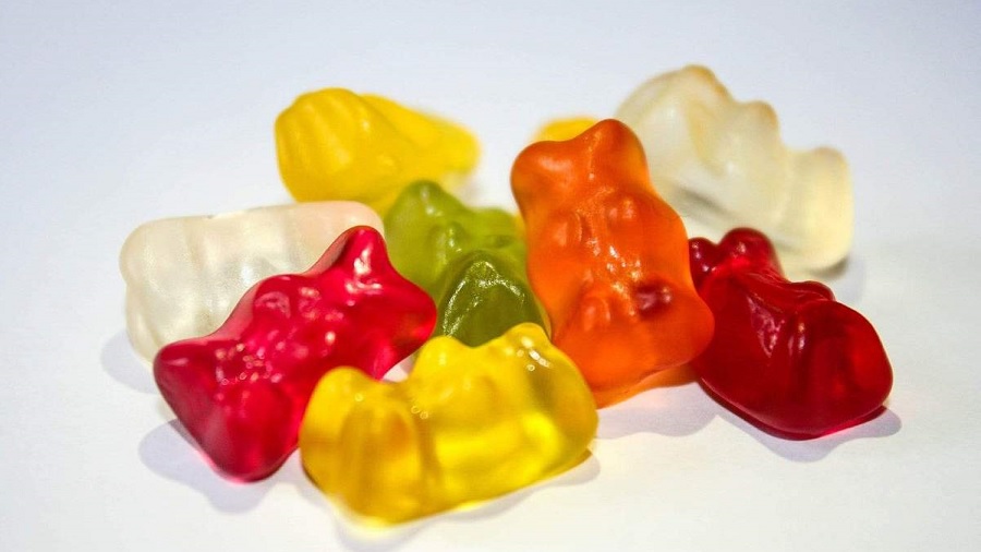 Fotografia em plano fechado que mostra uma porção de ursinhos de goma de diversas cores, sobre uma superfície branca. Foto: Pxfuel.