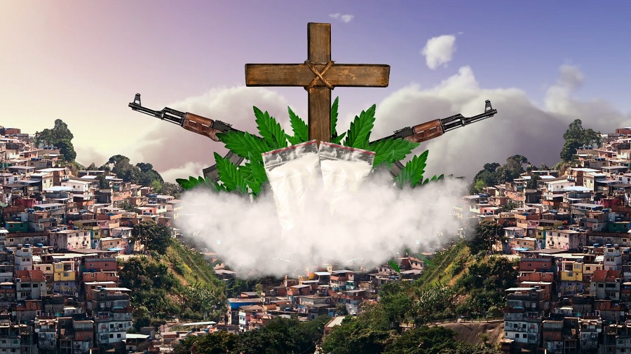 Fotomontagem que mostra uma nuvem sustentando uma cruz de madeira em meio a dois fuzis, folhas de maconha e saquinhos de cocaína e, ao fundo, os morros do Rio de Janeiro. Arte: Deborah Faleiros / UOL TAB.