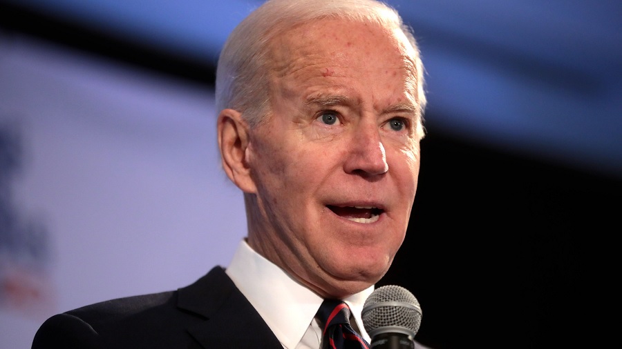 Fotografia que mostra Joe Biden, do ombro pra cima e em meio perfil, falando ao microfone. Foto: Gage Skidmore | Flickr.