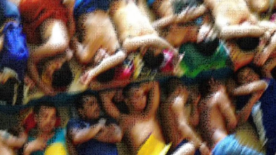 Fotografia com efeito texturizado de várias pessoas deitadas e enfileiradas, umas próximas às outras. Imagem: Anistia Internacional.