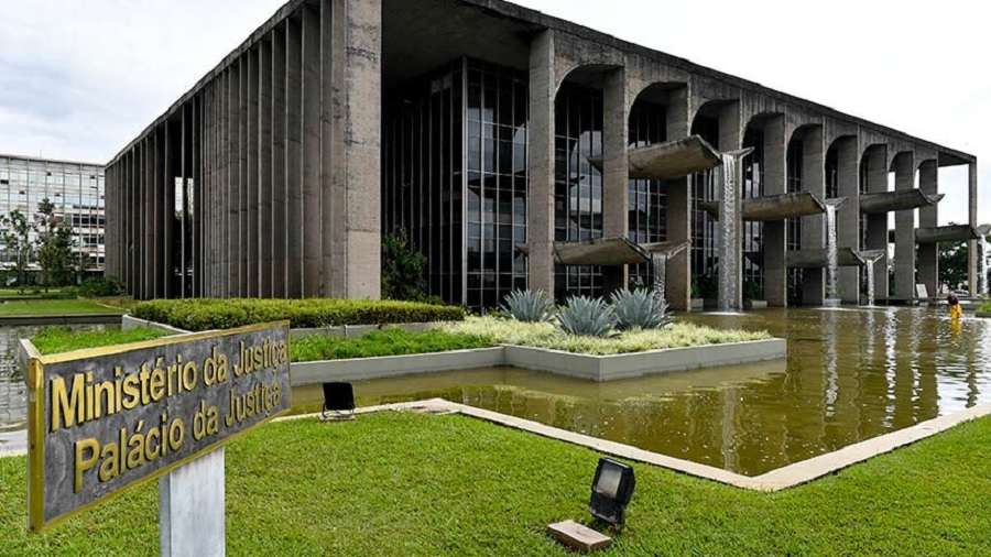Fotografia que mostra, em vista diagonal, o prédio do Palácio da Justiça. Imagem: Geraldo Magela | Agência Senado.