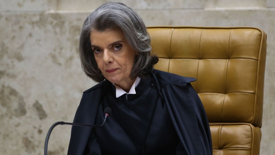 Fotografia que mostra Cármen Lúcia, do peito para cima, sentada em sua cadeira e olhando para a câmera. Foto: Wilson Dias | Agência Brasil.