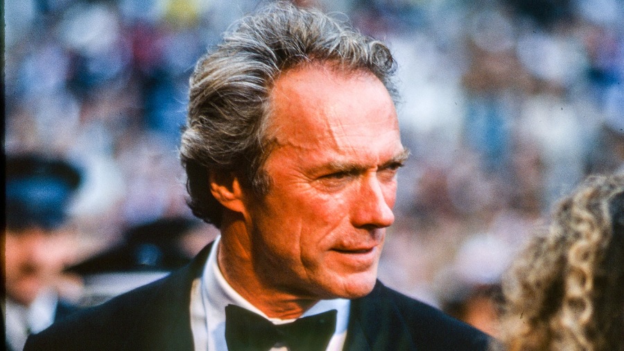 Foto de rosto e em meio perfil de Clint Eastwood usando uma gravata-borboleta preta e um fundo desfocado. Foto: Thomas Hawk | Flickr.