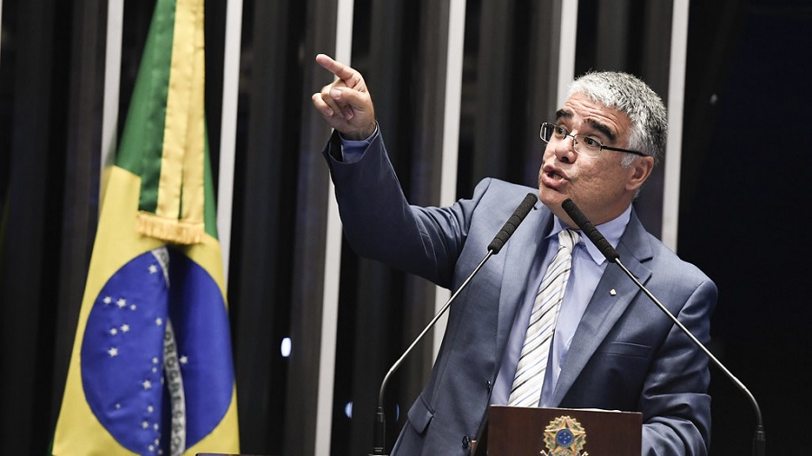 Foto que mostra Eduardo Girão fazendo bico e apontando na tribuna do Senado. Foto: Edilson Rodrigues | Flickr.