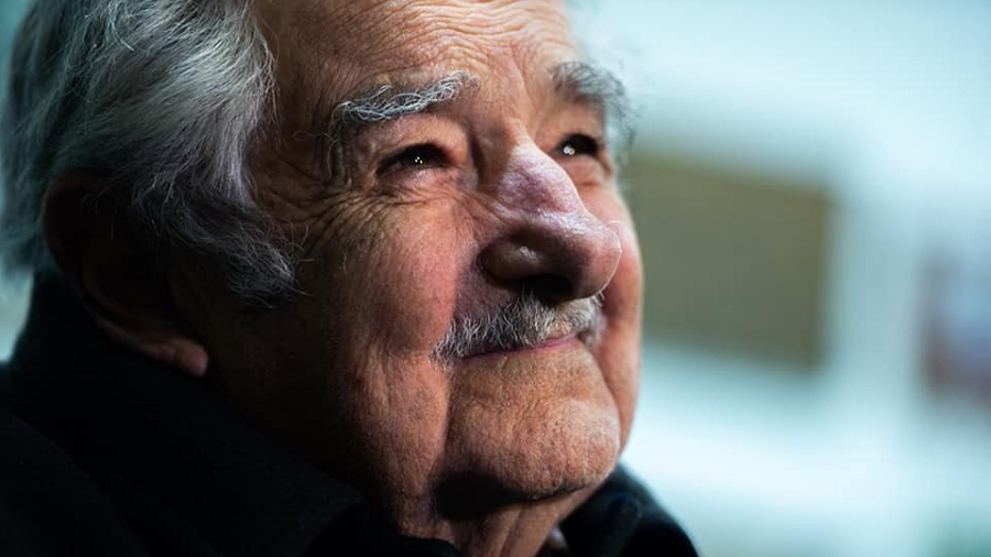 Fotografia em plano fechado e meio perfil de José Pepe Mujica mirando o olhar para cima.