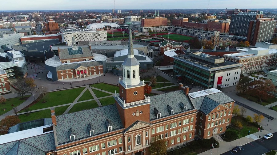 Fotografia aérea do campus da Universidade de Cincinnati, onde o prédio da Faculdade de Engenharia e Ciências Aplicadas aparece no primeiro plano. Imagem: Cincinnati Enquirer.