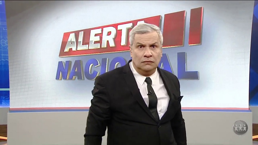 Fotografia que mostra Sikêra Júnior apresentando o programa 'Alerta Nacional'. Imagem: reprodução / TV A Crítica.