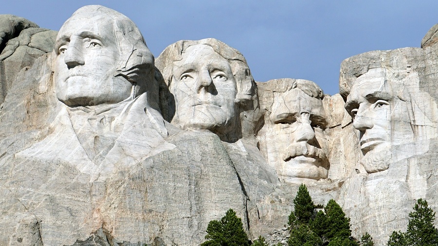 Fotografia que mostra o Monte Rushmore, em Dakota do Sul, onde estão esculpidos os rostos de George Washington, Thomas Jefferson, Theodore Roosevelt e Abraham Lincoln. Imagem: RJA1988 | Pixabay.