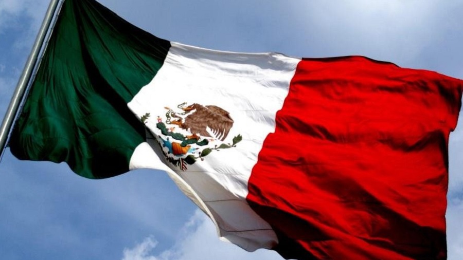 Fotografia que mostra uma bandeira do México flamulando.