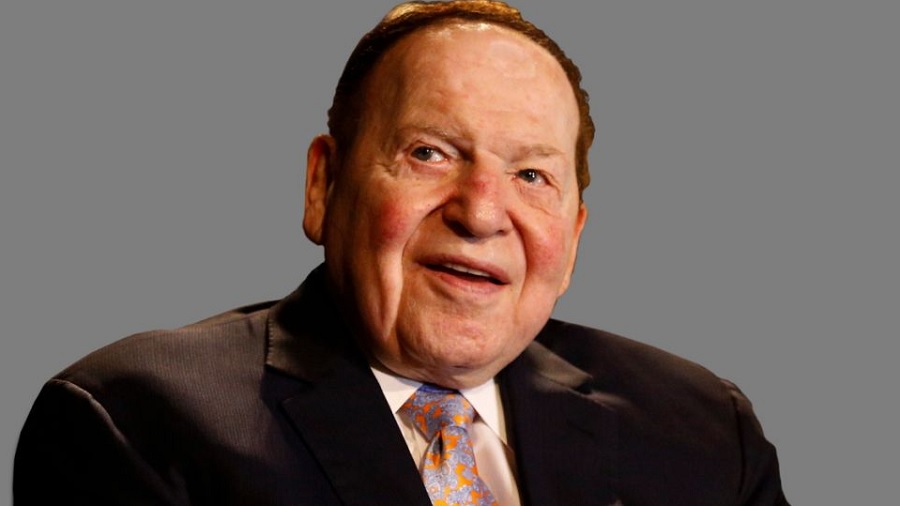 Fotografia em primeiro plano de Sheldon Adelson. Imagem: Yahoo Finance.