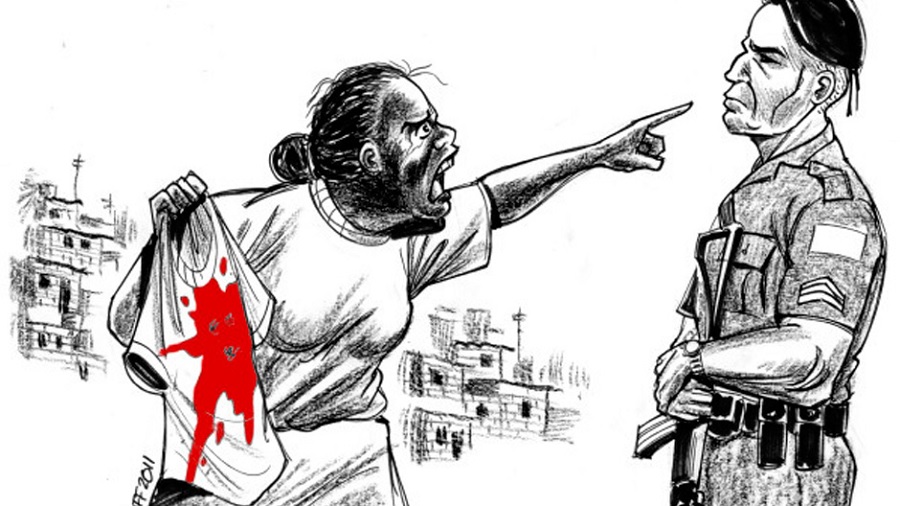 Ilustração, em preto e branco, com exceção do sangue vermelho, que mostra uma senhora negra apontando para a cara de um policial enquanto segura uma camiseta ensanguentada, entre as casas de uma comunidade que aparecem ao fundo. Arte: Carlos Latuff.