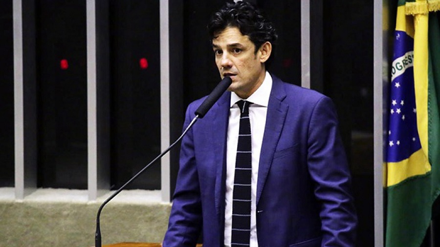 Foto que mostra, em primeiro plano, o deputado Daniel Coelho, usando paletó e gravata em tons de azul, na tribuna da Casa legislativa. Imagem: Agência Câmara.