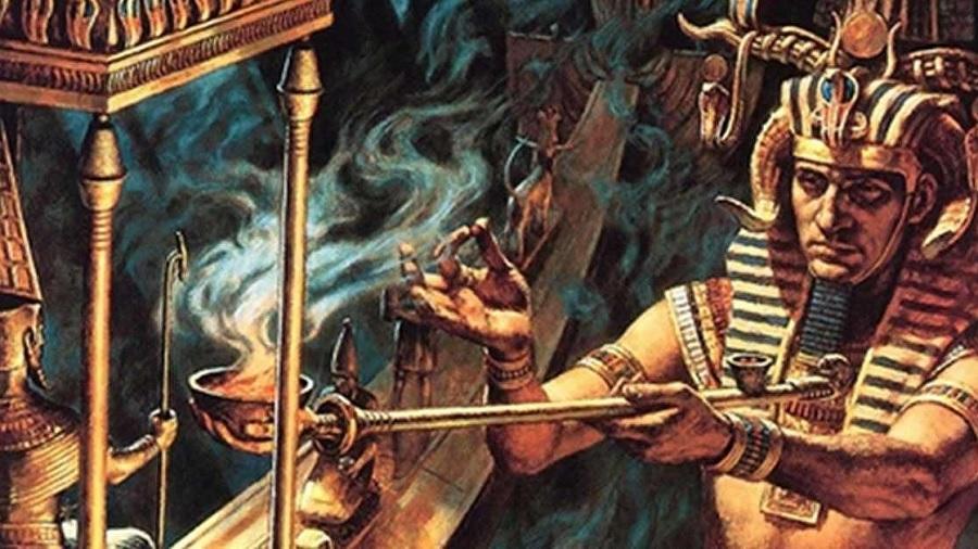 Ilustração mostra um faraó usando um nemes listrado decorado com uma serpente e segurando uma oferta de fumaça próximo a uma estátua que parece ser do deus Amon, além de uma pequena esfera entre os dedos indicador e polegar da outra mão.