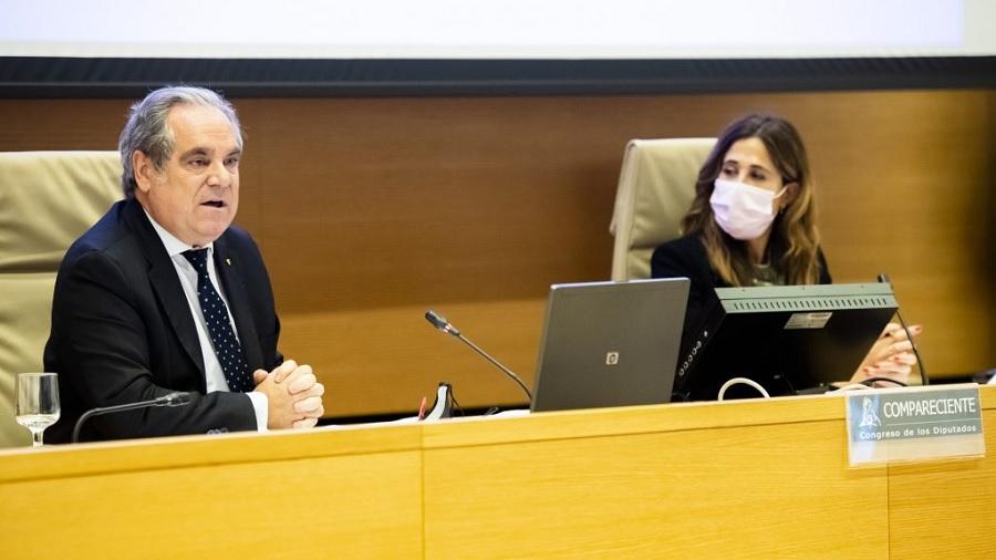 Fotografia mostra Jesús Aguilar e Rosa María Romero, presidenta da subcomissão de cannabis medicinal, sentados à mesa do auditório do Congresso dos Deputados. Foto: Conselho Geral dos Colégios de Farmacêuticos da Espanha.