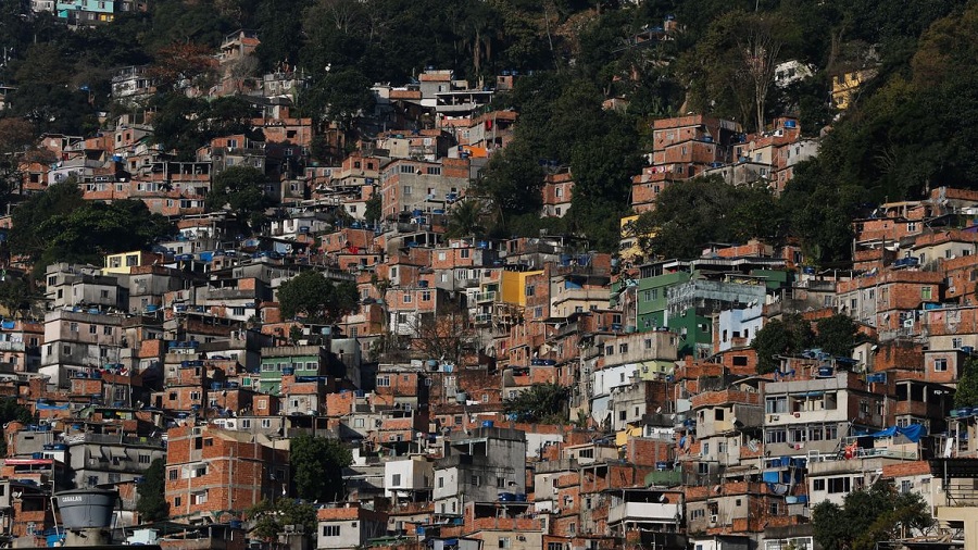 Fotografia mostra um aglomerado de casas e árvores em um morro na cidade do Rio de Janeiro. Imagem: Fernando Frazão / Agência Brasil.