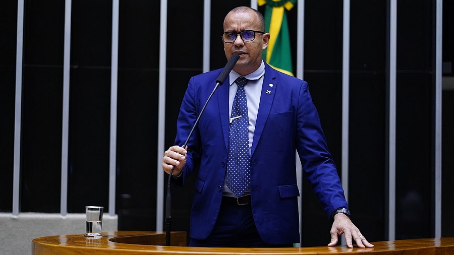 Fotografia mostra o deputado federal Sargento Gonçalves falando ao microfone da tribuna. Imagem: Câmara dos Deputados.