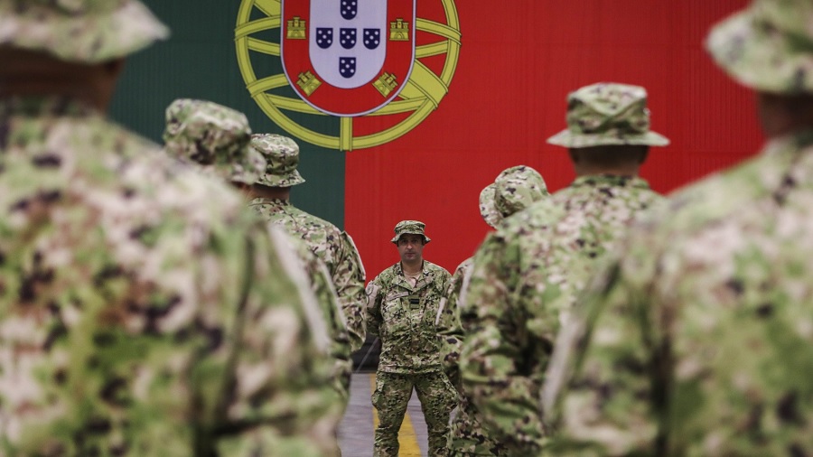Exército português e a bandeira de Portugal. Fotografia: Lusa.