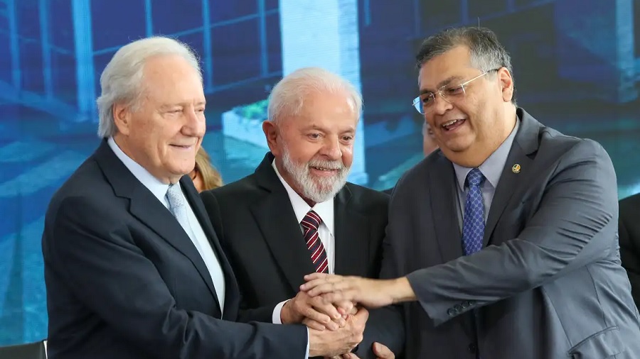 Fotografia mostra Ricardo Lewandowski, Luiz Inácio Lula da Silva e Flávio Dino, durante cerimônia no Palácio do Planalto. Imagem: Fabio Rodrigues | Agência Brasil.