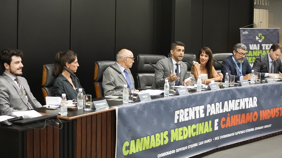 Foto mostra a mesa de debates da Frente Parlamentar da Cannabis e do Cânhamo de São Paulo. Imagem: Bruna Sampaio | Alesp.