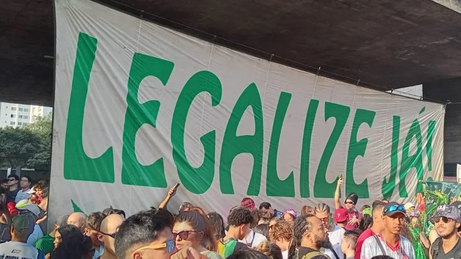 Foto da bandeira oficial da Marcha da Maconha de São Paulo, com a frase "Legalize já". Imagem: Smoke Buddies.