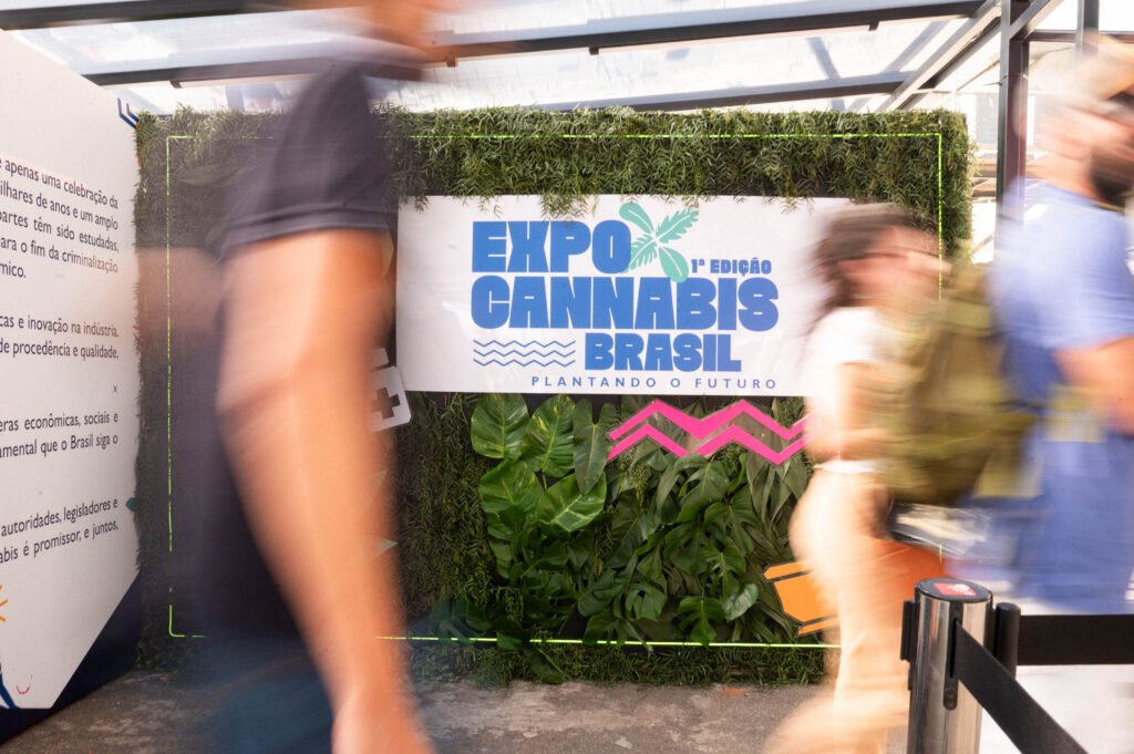 Fotografia mostra o painel de entrada da ExpoCannabis Brasil 2023.