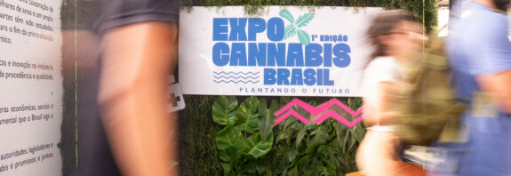 Fotografia mostra o painel de entrada da ExpoCannabis Brasil 2023.