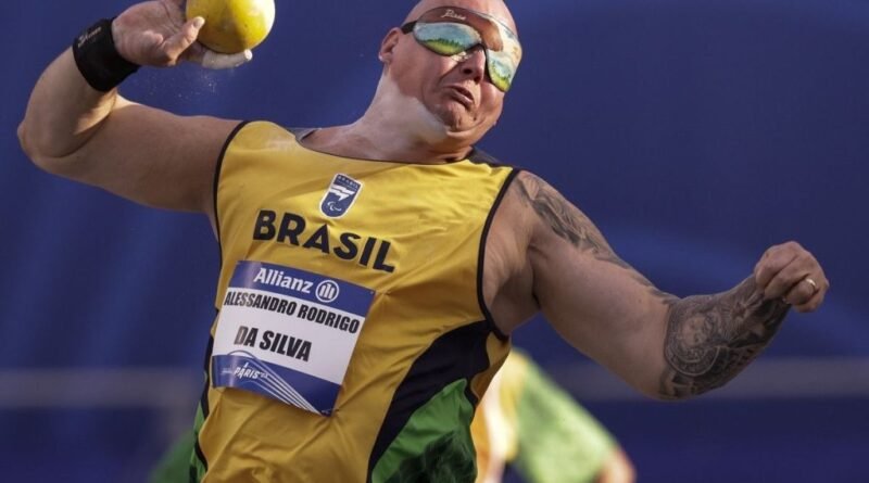 Foto mostra o atleta Alessandro Rodrigo da Silva, enquanto arremessa um peso. Imagem: Alessandra Cabral / CPB.