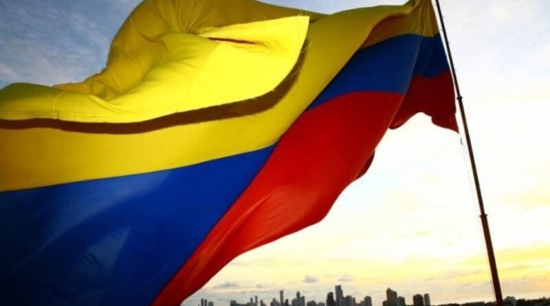 Foto mostra a bandeira da Colômbia flamulando.