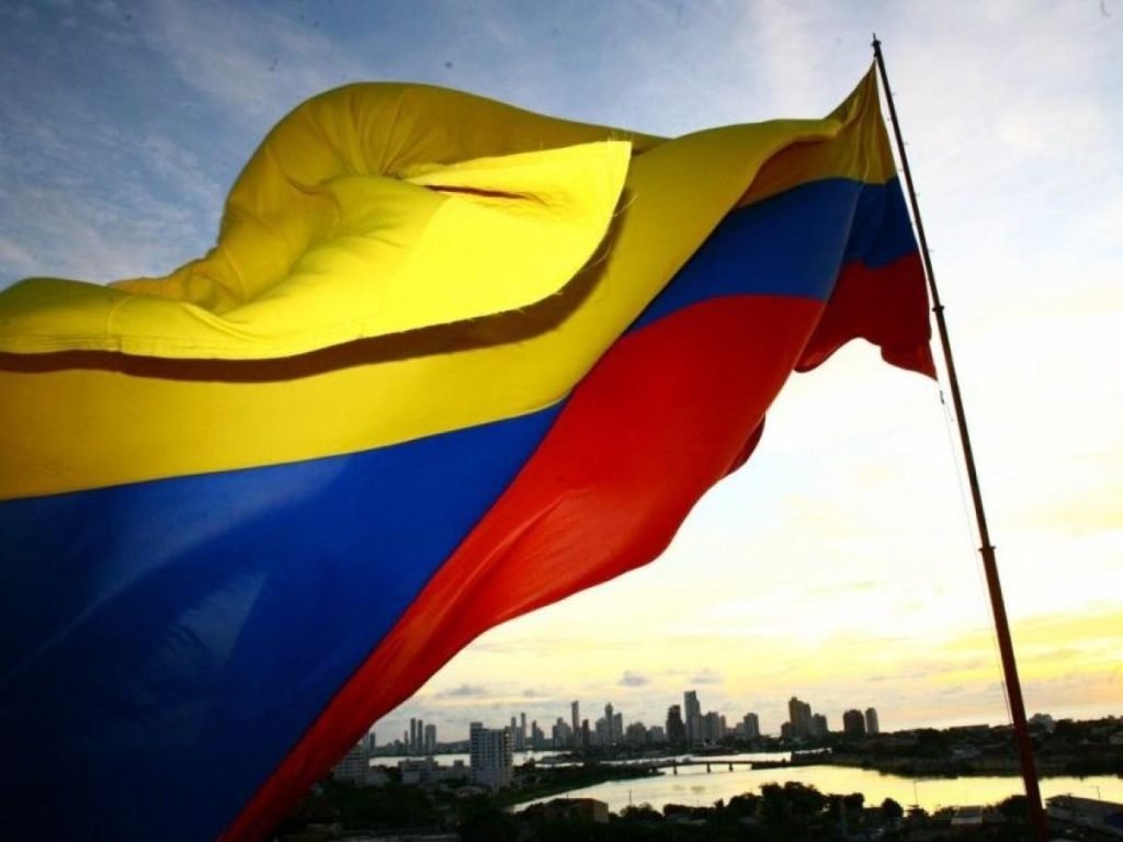 Foto mostra a bandeira da Colômbia flamulando.