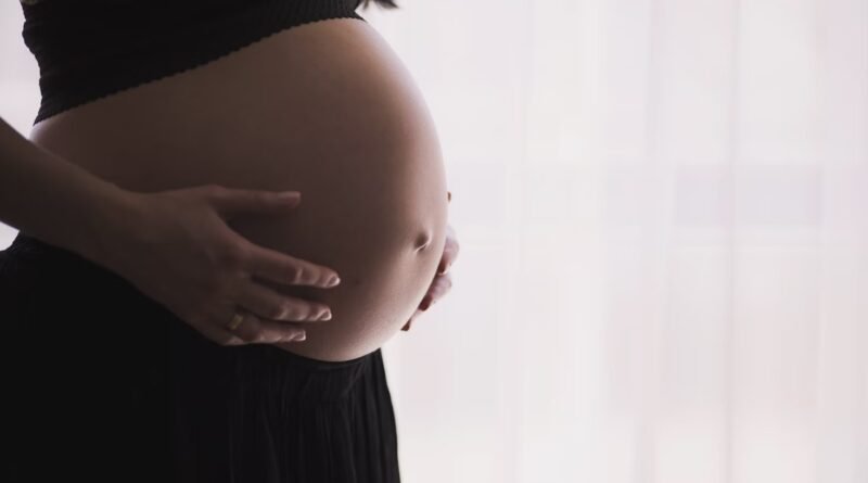 Foto mostra a barriga de uma pessoa grávida, que aparece de lado. Imagem: freestocks | Unsplash.