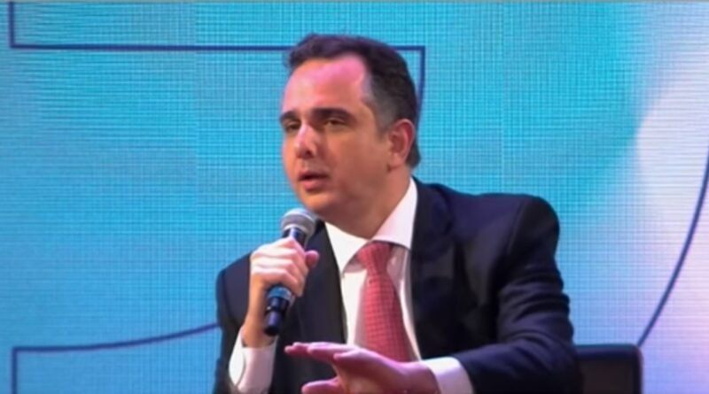 Foto mostra o presidente do Senado, Rodrigo Pacheco, falando ao microfone. Imagem: TV Senado.