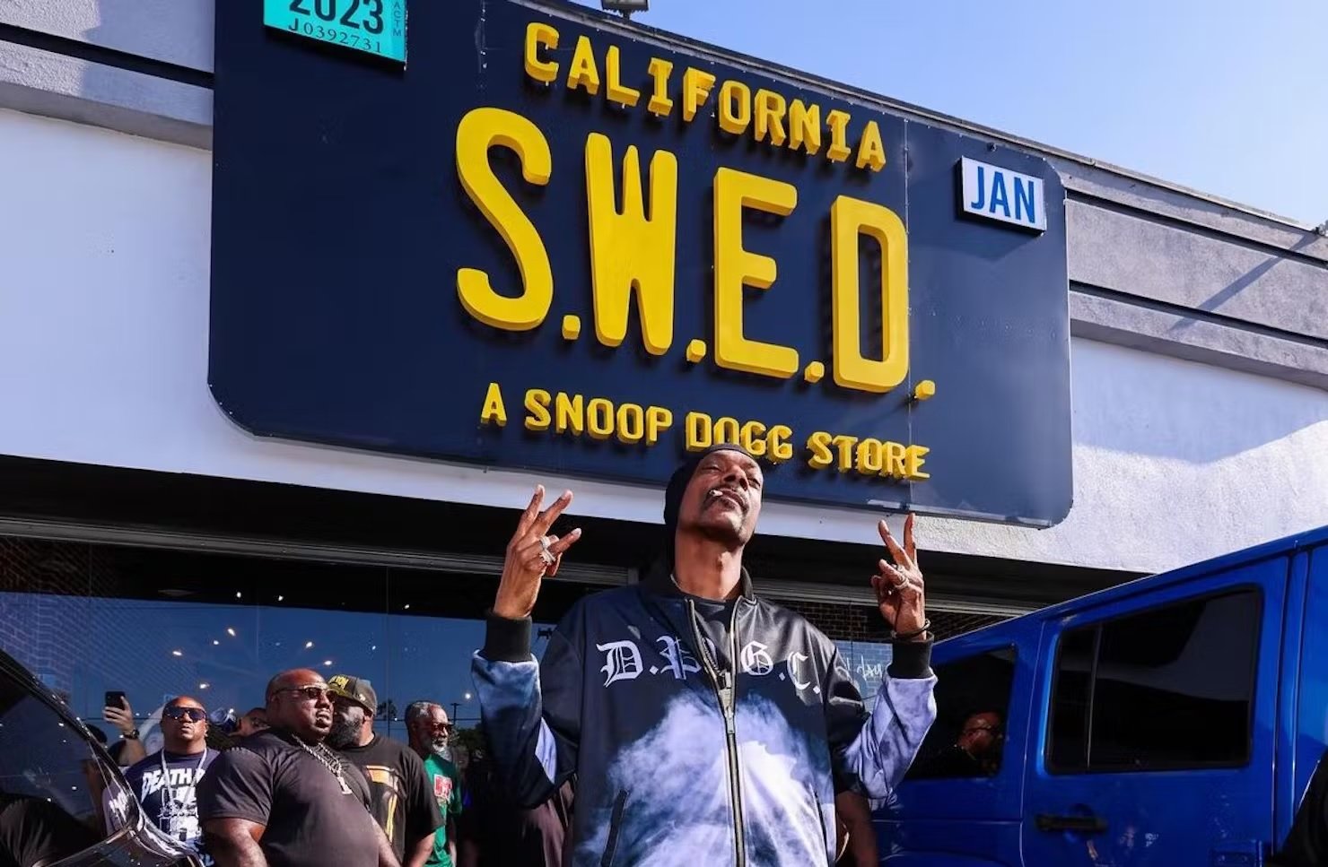 Foto mostra o rapper Snoop Dogg em frente à sua loja de maconha, a SWED. Imagem: Death Row Cannabis.