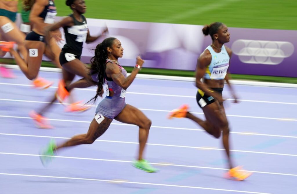 Foto mostra Julien Alfred e Sha'carri Richardson na semifinal dos 100 metros feminino durante os Jogos Olímpicos de Paris. Imagem: Kirby Lee / USA Today Sports.