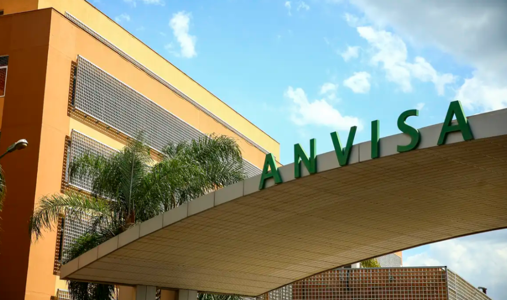 Fachada da entrada do prédio da Anvisa, em Brasília. Foto: Marcelo Camargo | Agência Brasil.