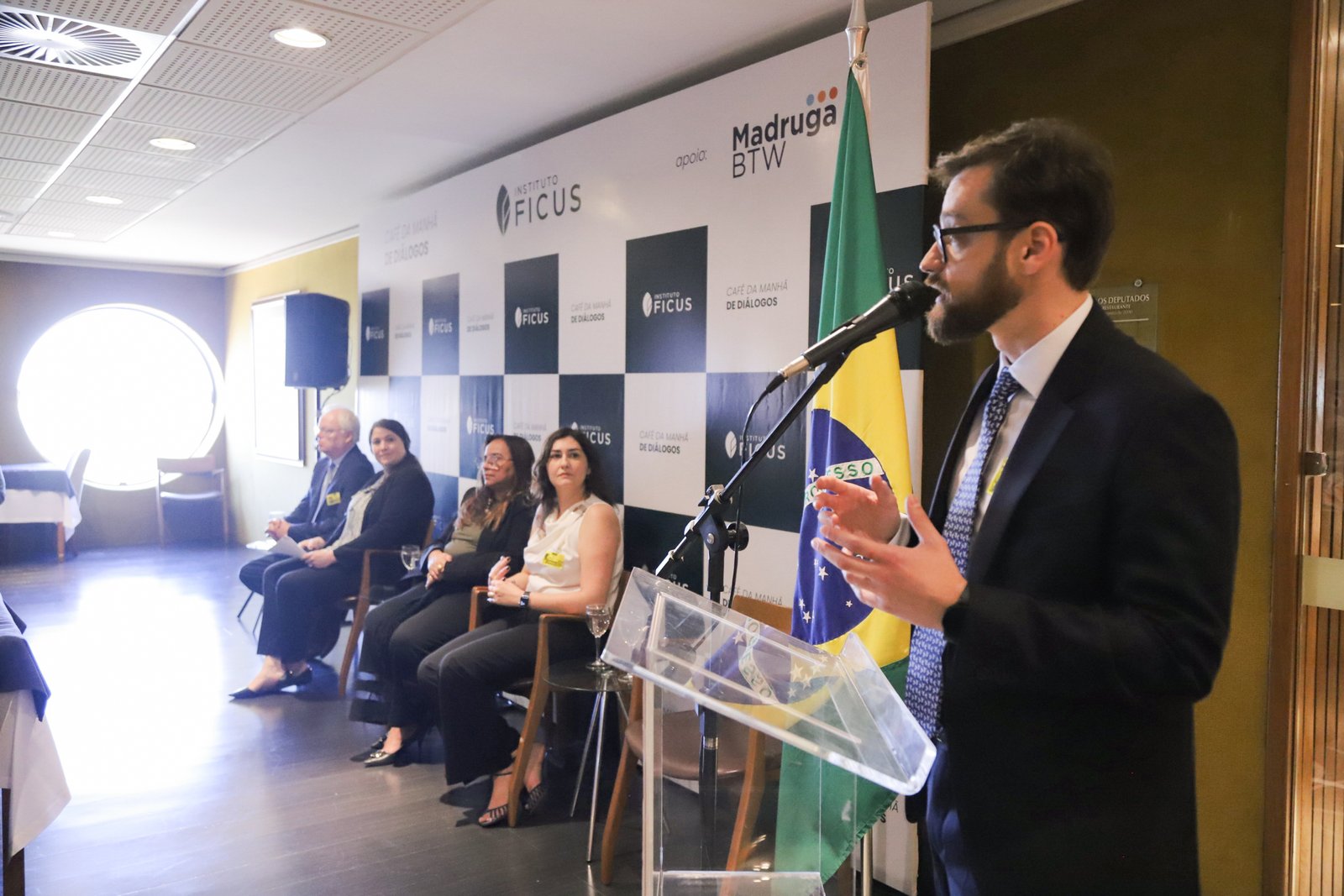 Fotografia mostra palco do evento sobre cânhamo na Câmara dos Deputados. Foto Caio Marins