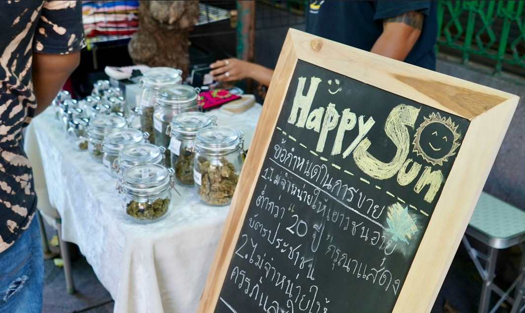 Imagem mostra venda de cannabis no Chatuchak Weekend Market, em Bangkok, na Tailândia. Foto: Thaimaa Opas | Unsplash.